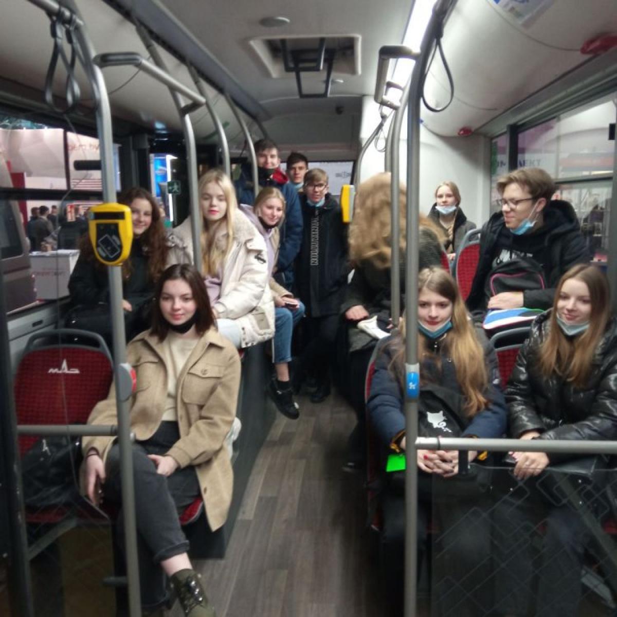 Студенты группы 101042-21 в салоне электробуса